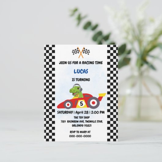 おもしろい恐竜レース車の男の子ゲーム誕生日パーティー インビテーションポストカード (スタンド正面)
