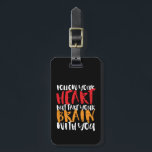 おもしろい感動的後を追ハート ラゲッジタグ<br><div class="desc">おもしろい感動的ユーモアのあると保、あなた方を引用文して、他の人々を刺激する。理性的であることの美しいことわざ考えは、行動する前に。後を追ハートを持って行け背景色はカスタマイズ好みの色にできる。</div>