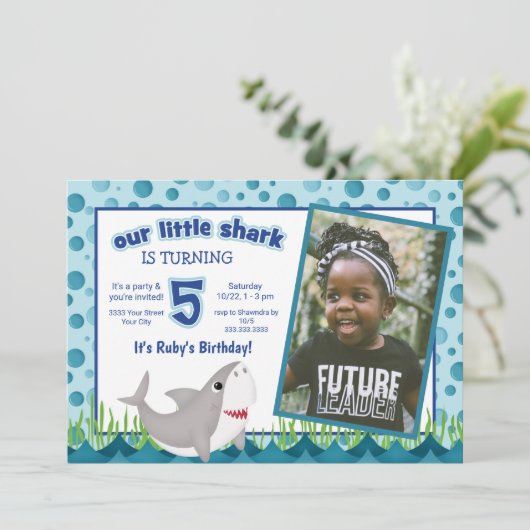 おもしろい我々の小さなサメ海写真5誕生日 招待状 (スタンド正面)