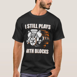 おもしろい整備士 まだブロックで遊んでる  Tシャツ