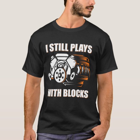 おもしろい整備士 まだブロックで遊んでる Tシャツ (正面)