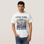 おもしろい整備士 まだブロックで遊んでる Tシャツ (正面フル)
