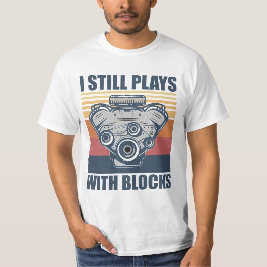 おもしろい整備士 まだブロックで遊んでる Tシャツ (正面)