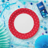 おもしろい明るい赤い点々のあるポルカの外側の縁の上の白 ペーパープレート (パーティー)