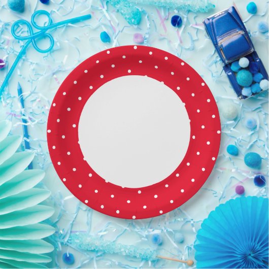 おもしろい明るい赤い点々のあるポルカの外側の縁の上の白 ペーパープレート (パーティー)