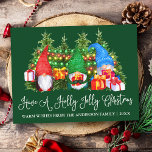 おもしろい書道ホリーすてきクリスマス格言緑 ポストカード<br><div class="desc">おもしろいモダン書道台本は松の木とホリすてきーのクリスマスの水色の格言葉書がある。家族の名前と年 – 森林緑の背景とカラフル文字列ライト。</div>
