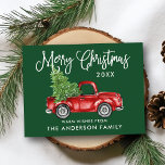 おもしろい書道ヴィンテージトラックツリークリスマスグリーン ポストカード<br><div class="desc">おもしろいモダン書道台本の水色ヴィンテージ赤トラックとクリスマスツリー – Merry Christmas Postague – 森の緑の背景</div>