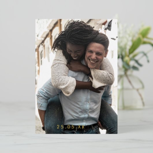 おもしろい最後に写真の結婚式の日付金ゴールドを保存 箔招待状 (立ち正面)