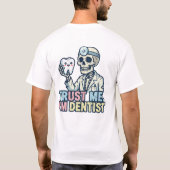 おもしろい歯医者のTシャツデザイン Tシャツ (裏面)