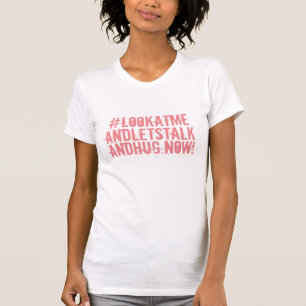 おもしろい気のあるそぶりをしたなHASHTAG#LOOKATMEのピンクすべての色 Tシャツ