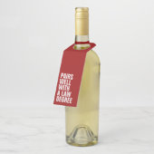 おもしろい法科卒業カスタム赤 ボトルネックタグ (アングル)