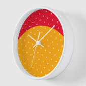 おもしろい点々のあるイエローカーブブライトスポーティ赤クレセント 壁時計 (傾斜)