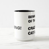 おもしろい熱狂するな猫の女性のMug用心して下さい マグカップ (中央)
