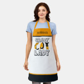 おもしろい熱狂するキャットレディ文字名イエローグレーホワイト エプロン (着用した状態)
