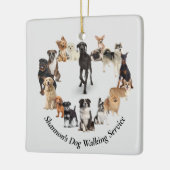 おもしろい犬が飼い犬の歩く セラミックオーナメント (左)