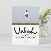 おもしろい犬クリスマスフォトカード | 喜びを解き放つ シーズンカード (スタンド正面)