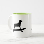 おもしろい犬スケートボードマグ ツートーンマグカップ (正面左)