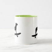 おもしろい犬スケートボードマグ ツートーンマグカップ (中央)