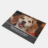 おもしろい犬写真スナックを持って来た歓迎グレー ドアマット (アングル)