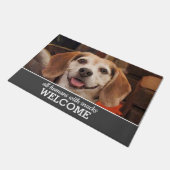おもしろい犬写真スナックスを持つすべての人間の歓迎 ドアマット (アングル)