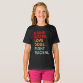 おもしろい犬恋人ドリンク水愛犬と人種差別との闘い Tシャツ (正面フル)