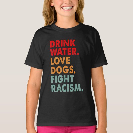 おもしろい犬恋人ドリンク水愛犬と人種差別との闘い Tシャツ (正面)