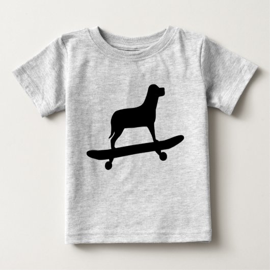 おもしろい犬用スケートボードベビー ベビーTシャツ (正面)