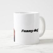 おもしろい犬誌の前に座っている ジャンボコーヒーマグカップ (正面右)