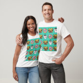 おもしろい犬、ドーナツ、コーヒーパターン。 Tシャツ (ユニセックス)