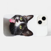 おもしろい猫が舌をペットのユーモアに突き出す iPhoneケース (裏面横)