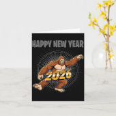 おもしろい男の子の新年用衣装、ビッグフットおめでとう2026 カード (黄色い花)