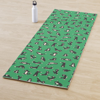 おもしろい白黒猫が柄ヨガマットをする ヨガマット