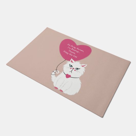 おもしろい皮肉な白い猫カスタムの行遠くに ドアマット (アングル)
