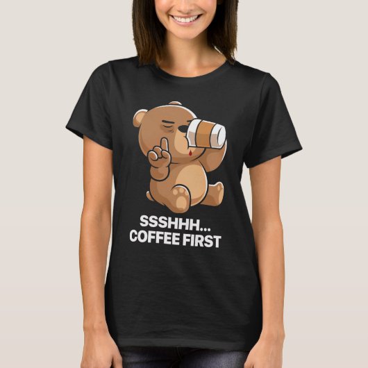 おもしろい眠いクマ コーヒー ファースト Tシャツ (正面)