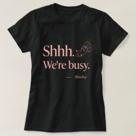 おもしろい眠っているプードルの犬ママのカスタムネーム Tシャツ