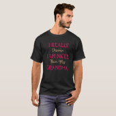 —おもしろい祖母よりも優しいと約束する Tシャツ (正面フル)