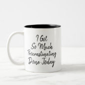 "おもしろい私はそんなに得ました"今日できていた先延ばしにすることを ツートーンマグカップ (左)
