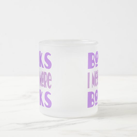 おもしろい私はより多くの本のTシャツを必要とします フロストグラスマグカップ (中央)