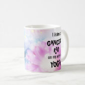 おもしろい私はヨガに方法のギャングの叩く音に聞きます コーヒーマグカップ (正面右)