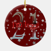 おもしろい私は法的第21誕生日の星の赤のクリスマスです セラミックオーナメント (裏面)