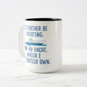 おもしろい私は私のヨットでむしろヨットに乗っていました ツートーンマグカップ (正面左)