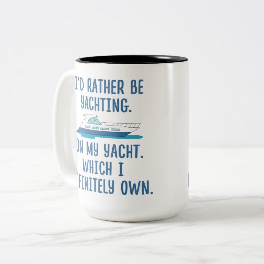 おもしろい私は私のヨットでむしろヨットに乗っていました ツートーンマグカップ (正面左)