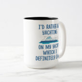 おもしろい私は私のヨットでむしろヨットに乗っていました ツートーンマグカップ (正面右)