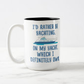 おもしろい私は私のヨットでむしろヨットに乗っていました ツートーンマグカップ (左)