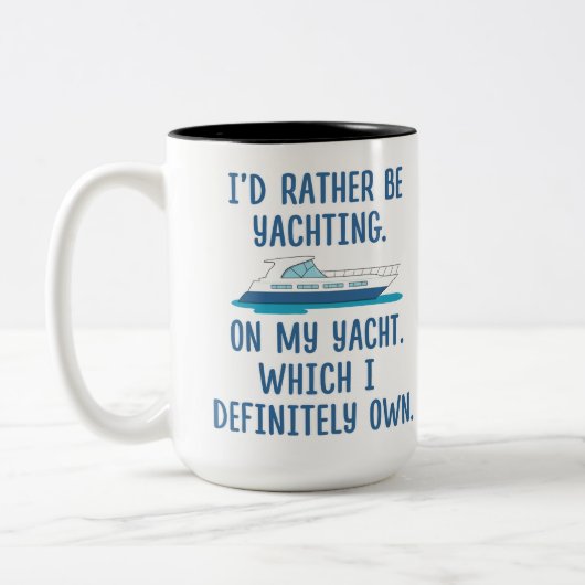 おもしろい私は私のヨットでむしろヨットに乗っていました ツートーンマグカップ (左)