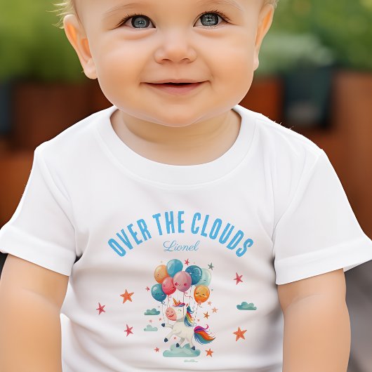 おもしろい空飛ぶユニコーンの虹色 1歳の誕生日 ベビーTシャツ
