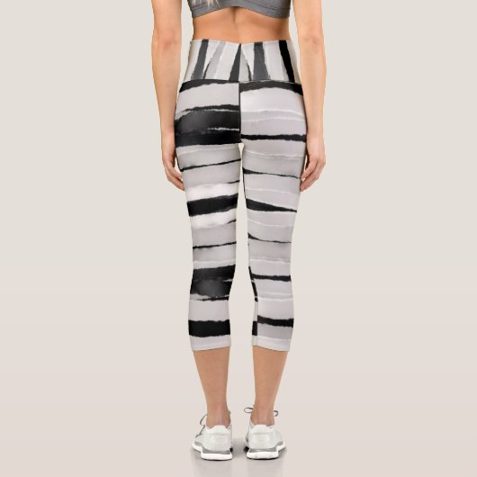 おもしろい絵を描ストライプグレーとブラックパターン（の模様が）ある カプリレギンス (裏面)