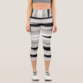 おもしろい絵を描ストライプグレーとブラックパターン（の模様が）ある カプリレギンス (正面)