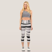 おもしろい絵を描ストライプグレーとブラックパターン（の模様が）ある カプリレギンス (正面)