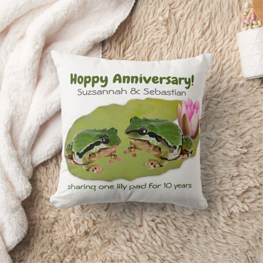 おもしろい記念日カエルカップルとハスの葉のテンプレート クッション (ブランケット)